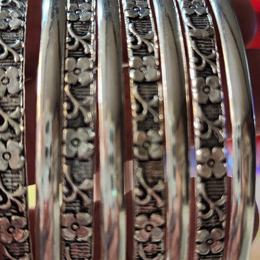 Elegant Silver Bangle Bracelet Set - Picture 12 of 13